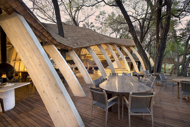 Бутик-отель Sandibe Okavango Safari Lodge в Ботсване от Nicholas Plewman Architects