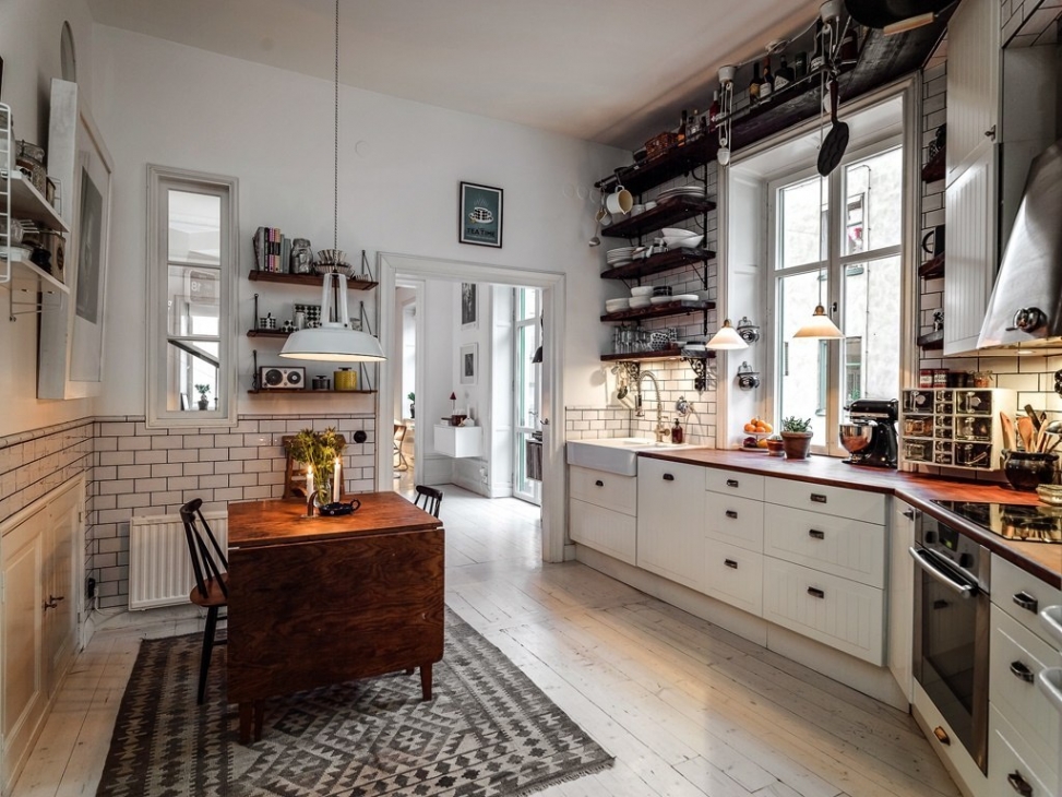 Двухэтажая квартира в Швеции с изящной лепниной и изразцовыми печками