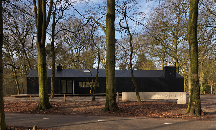 Бунгало в Oisterwijk, Голландия  от Bedeaux de Brouwer Architects и  INAMATT