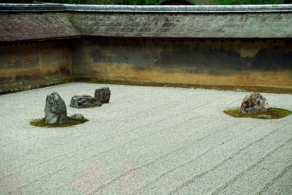 Zen garden. Японский сад камней или "сухой пейзаж"