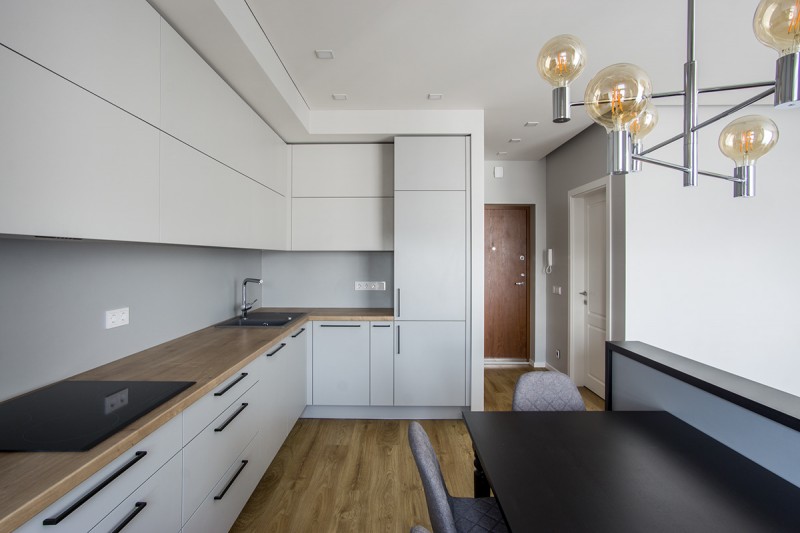 Апартаменты в серых тонах с яркими цветовыми акцентами