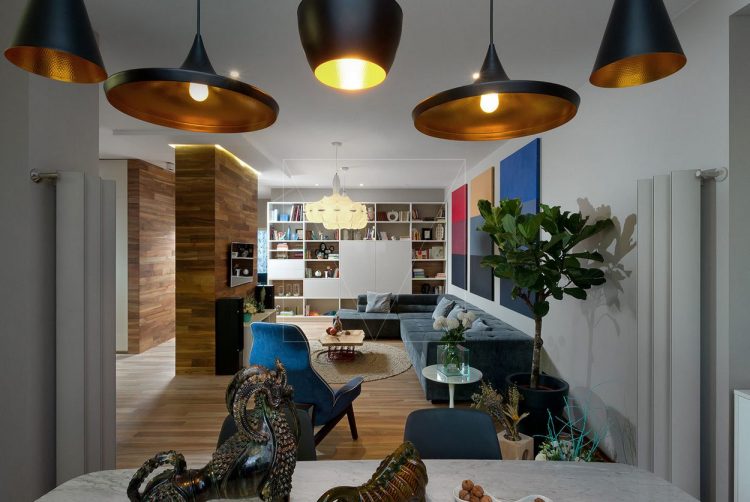 Деревянные поверхности и яркие цвета - современная квартира для молодой семьи