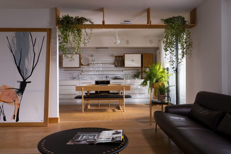 Контраст темных и светлых поверхностей в интерьере просторных апартаментов