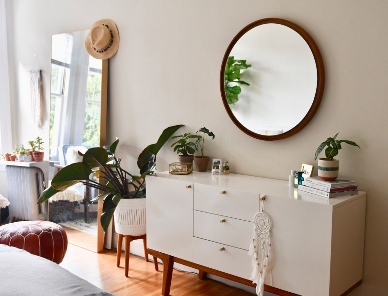 Теплые древесные акценты и живая зелень в интерьере  квартиры в Сан-Франциско