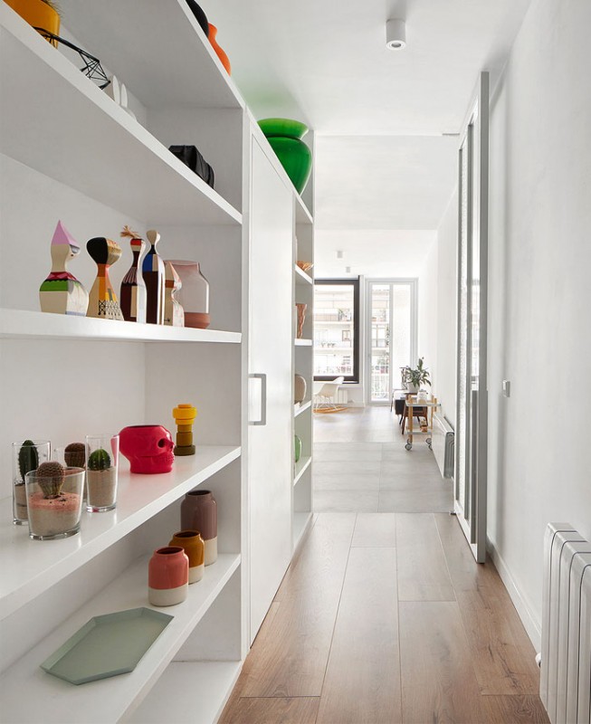 Белый и серый цвета, гранит и дерево в интерьере апартаментов в Барселоне