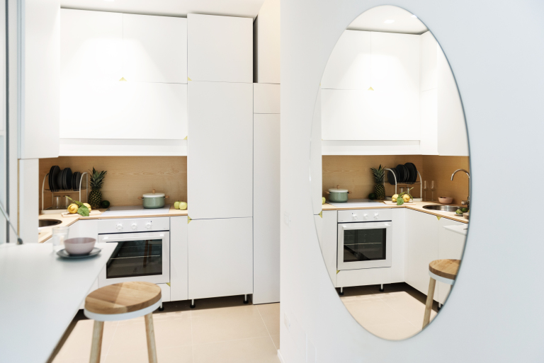 Многофункциональная подвижная стена в небольшой квартире