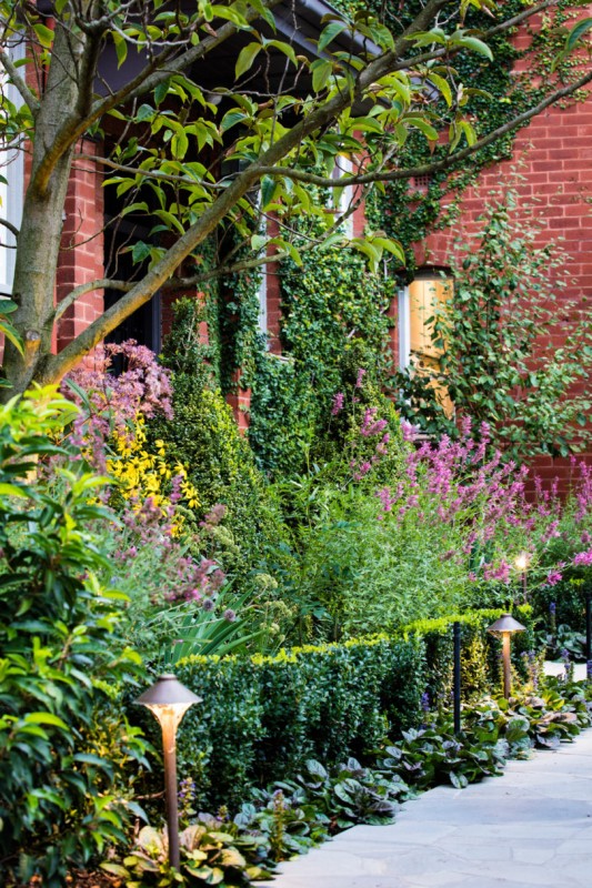 Великолепный проект организации террасы и сада с бассейном в загородном доме