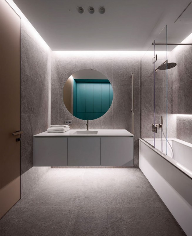 Декор квартиры с элегантными текстурами из светлого дерева и мрамора