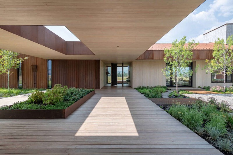 Дерево, сталь, стекло и бетон в интерьере уютной резиденции