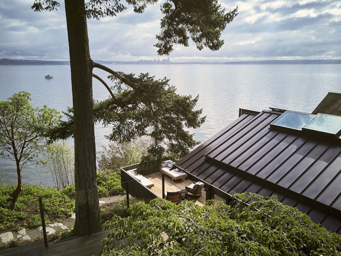 Дом у озера на острове Бейнбридж, штат Вашингтон