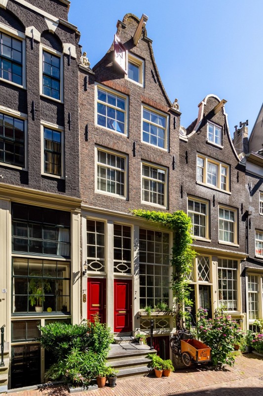 Дом XVII века в Амстердаме с множеством оригинальных деталей