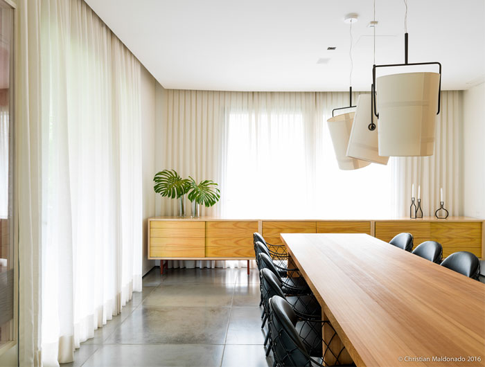 Интерьер пентхауса с полированными бетонными полами и обширной деревянной облицовкой