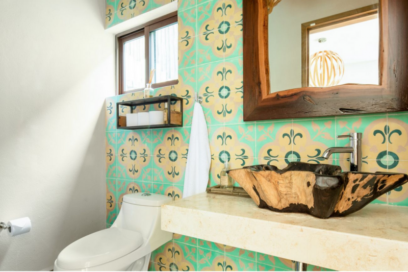 Красочный тропический модернизм в интерьере виллы в Мексике