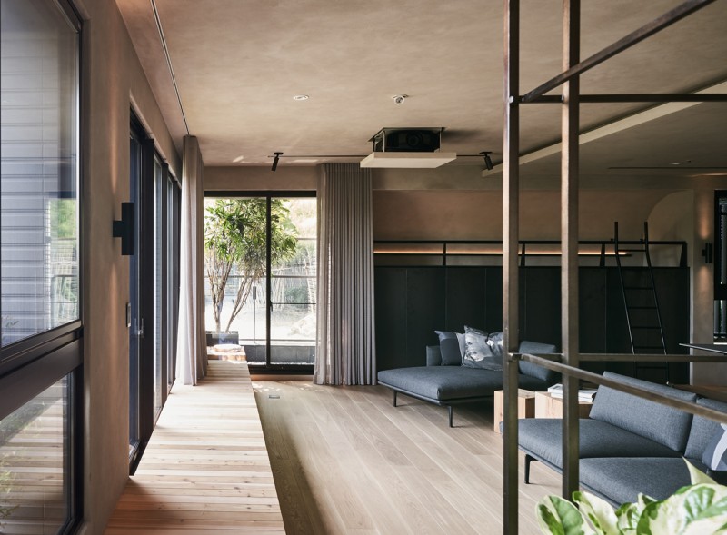 Сочетание дерева и металла в дизайне просторного семейного дома