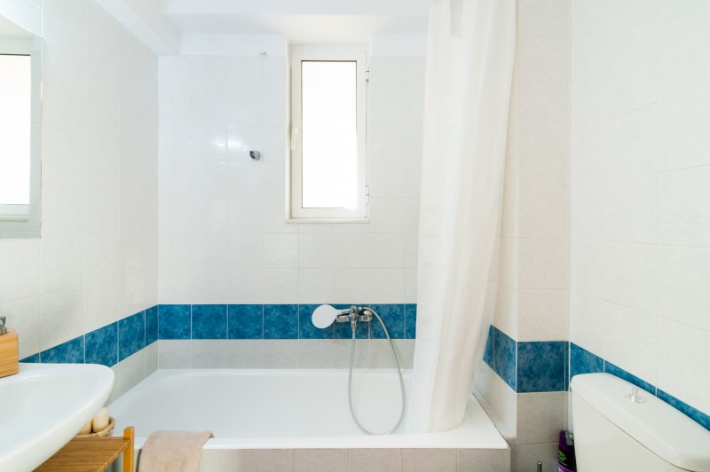 Средиземноморская квартира с балконом в теплых тонах в Афинах