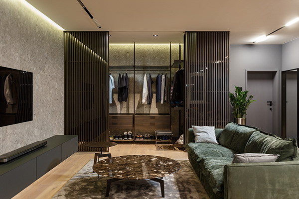 Фокусировка на панорамные окна в студии площадью 69 кв.м.