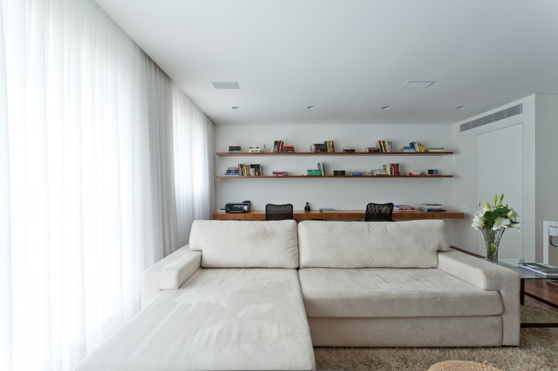 Сочетание белого цвета и дерева в интерьере комфортных апартаментов