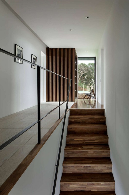 Современный двухэтажный дом, расположенный на озере Аши в Японии