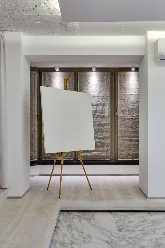 Белоснежный интерьер двухуровневой квартиры