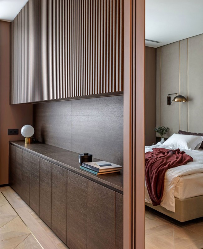 Благородные цвета и материалы в сочетании с современными формами в декоре небольших апартаментов