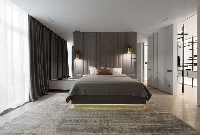 Декор квартиры с элегантными текстурами из светлого дерева и мрамора