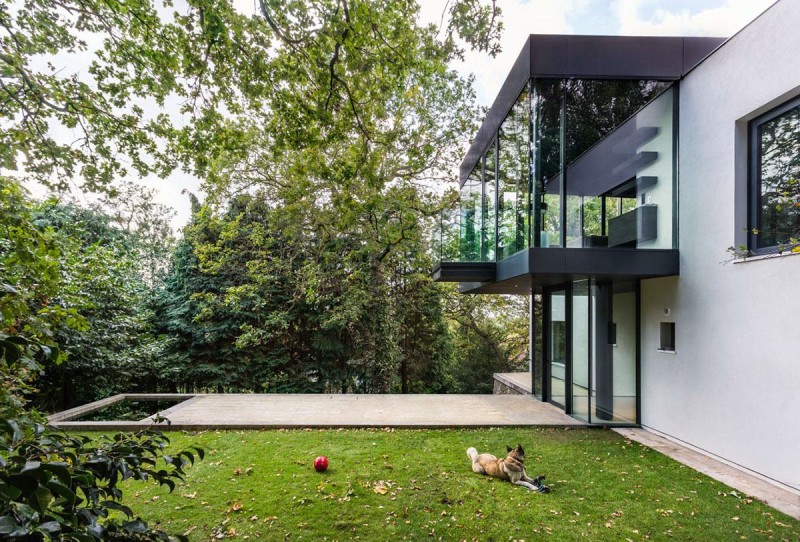 Интерьер двухэтажного дома в лесу