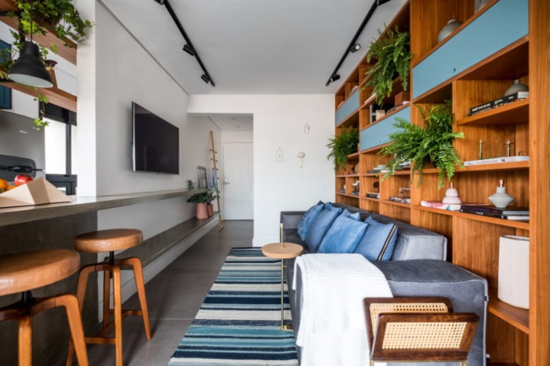 Интерьер квартиры в Сан-Паулу, сочетающий в себе элементы деревенского стиля и оттенки синего