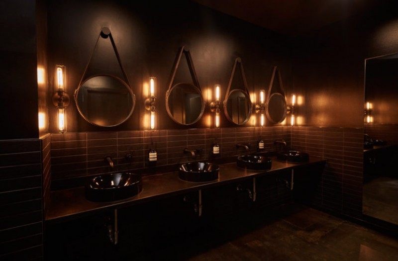 Клуб любителей классических автомобилей, расположенный на пристани 76 на реке Гудзон, Нью-Йорк