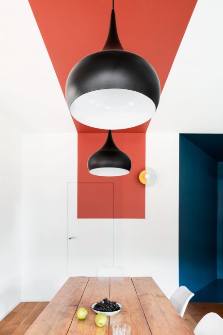 Красочные акценты в светлом интерьере квартиры в Турине, Италия