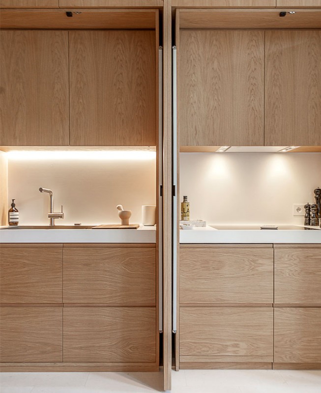 Кухня, спрятанная за элегантными стеновыми панелями в жилом проекте Barcelona Кухня, спрятанная за элегантными стеновыми панелями в жилом проекте Barcelona