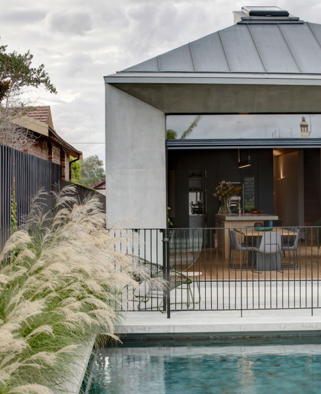 Переплетение дерева, бетона, стекла и металла в интерьере дома в Сиднее