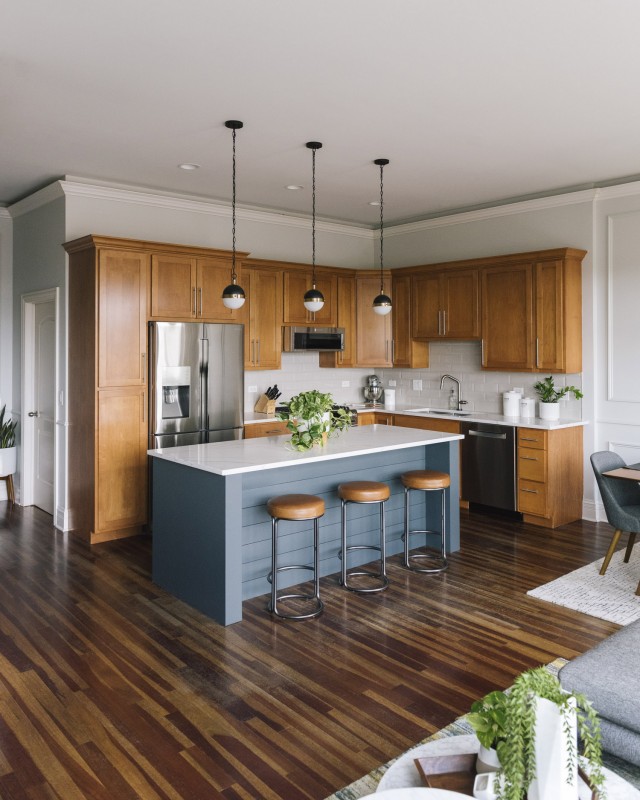 Прохладные цвета и медные акценты в интерьере просторных чикагских апартаментов Прохладные цвета и медные акценты в интерьере просторных чикагских апартаментов