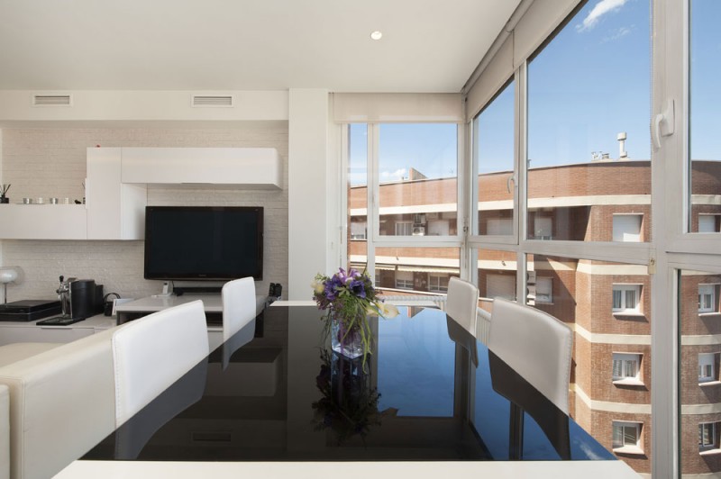 Черно-белый интерьер гостиной в квартире, расположенной в Барселоне