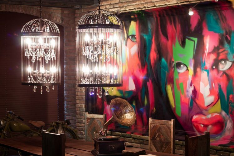 Эклектичный декор лофта, расположенного в бывшем старинном магазине