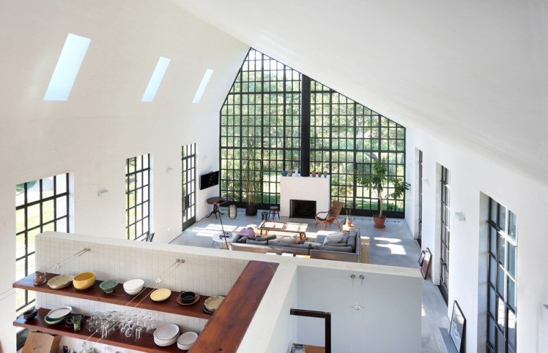 Интерьер дома с открытой планировкой и впечатляющими окнами