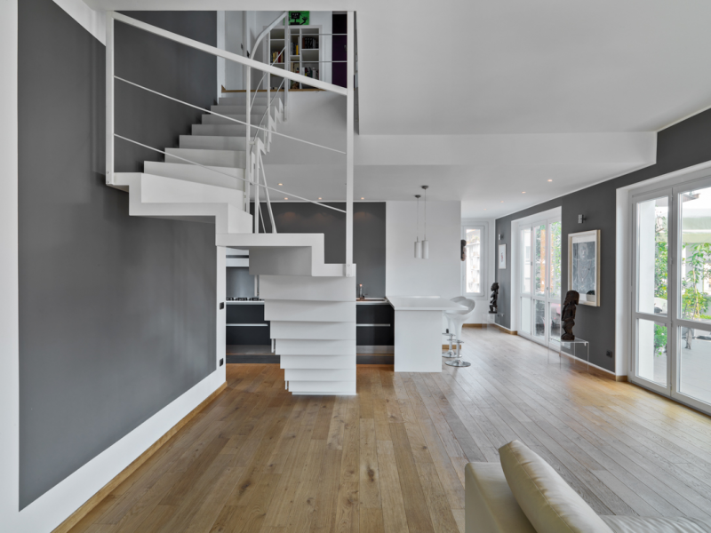 Интерьер просторной двухуровневой квартиры