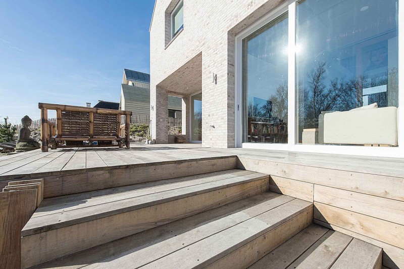 Необычный дом-"скала" в дюнах на юге Голландии