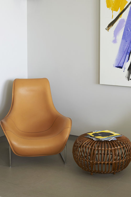 Приземистая мебель и художественные инсталляции в просторном светлом пентхаусе