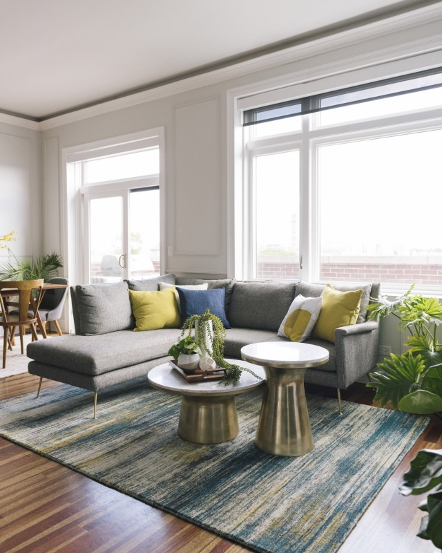 Прохладные цвета и медные акценты в интерьере просторных чикагских апартаментов Прохладные цвета и медные акценты в интерьере просторных чикагских апартаментов