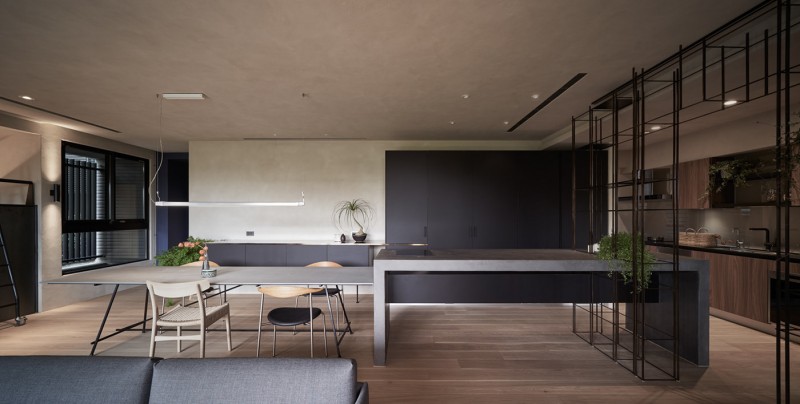 Сочетание дерева и металла в дизайне просторного семейного дома