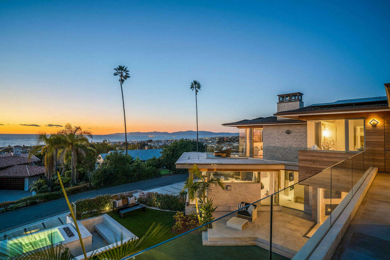 Современная резиденция для одной семьи, расположенная в Манхэттен-Бич, штат Калифорния
