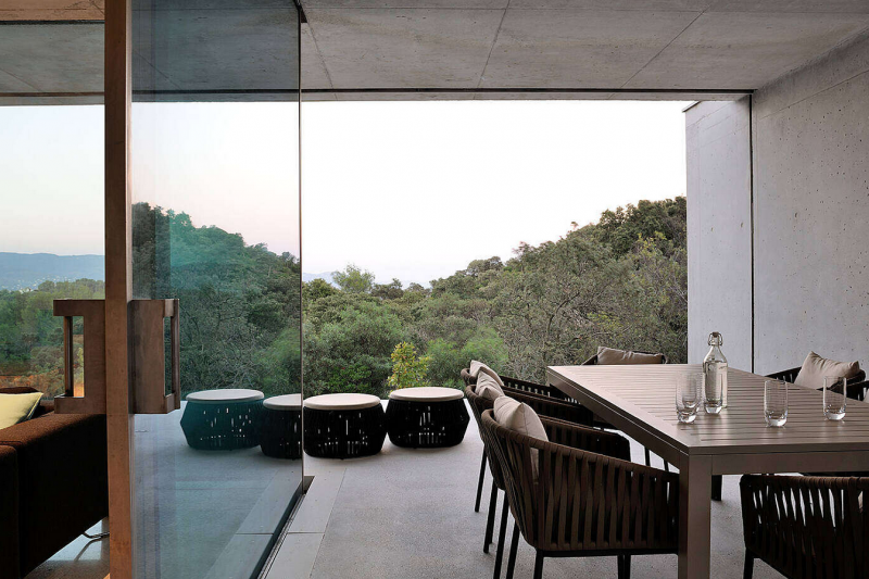 Бетон в интерьере современного дома на юге Франции