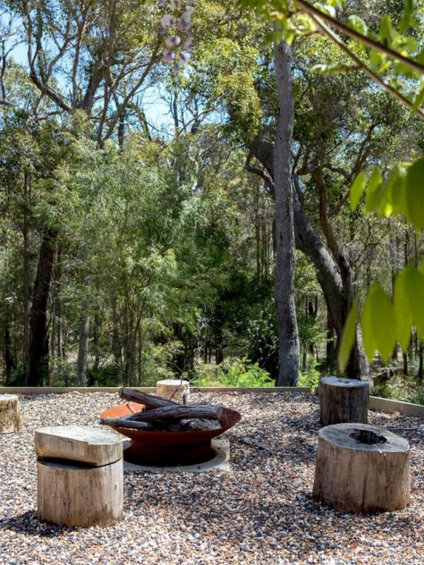 Коттедж, построенный в лесу, в Йоллингап, Австралия Коттедж, построенный в лесу, в Йоллингап, Австралия