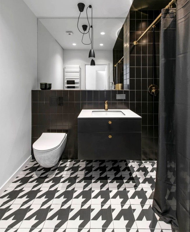 Латунный и черно-серый декор в интерьере литовской квартиры