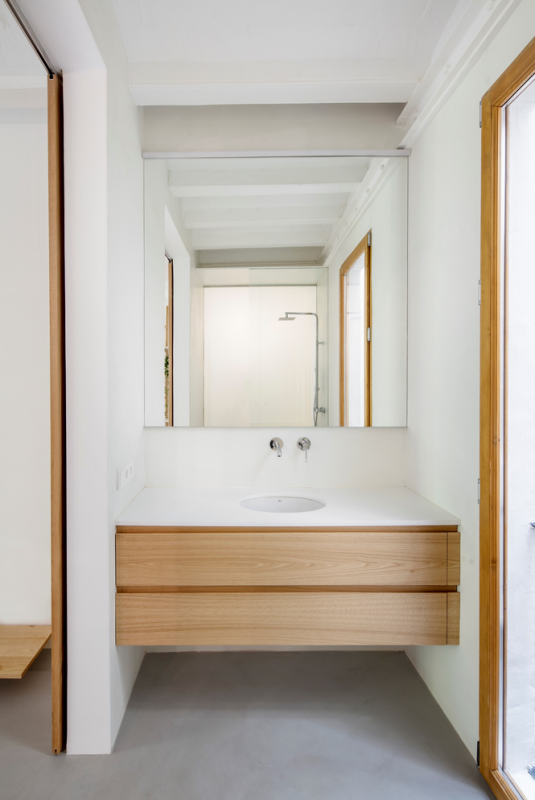 Преобразование квартиры 1880-х годов в два лофта, расположенных в районе Сан-Антонио в Барселоне Преобразование квартиры 1880-х годов в два лофта, расположенных в районе Сан-Антонио в Барселоне