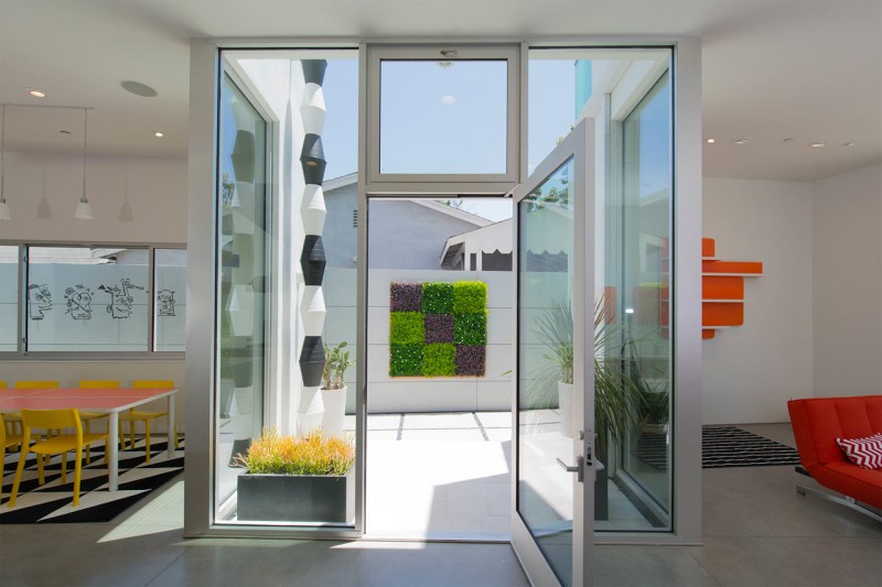 Резиденция в Калифорнии с фасадом из металлических цветов