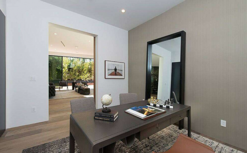 Роскошная современная резиденция, расположенная в Лос-Анджелесе