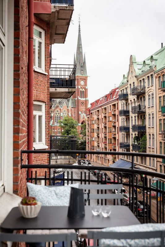 Высокие потолки и хорошо сохранившиеся детали начала ХХ века в апартаментах в Стокгольме