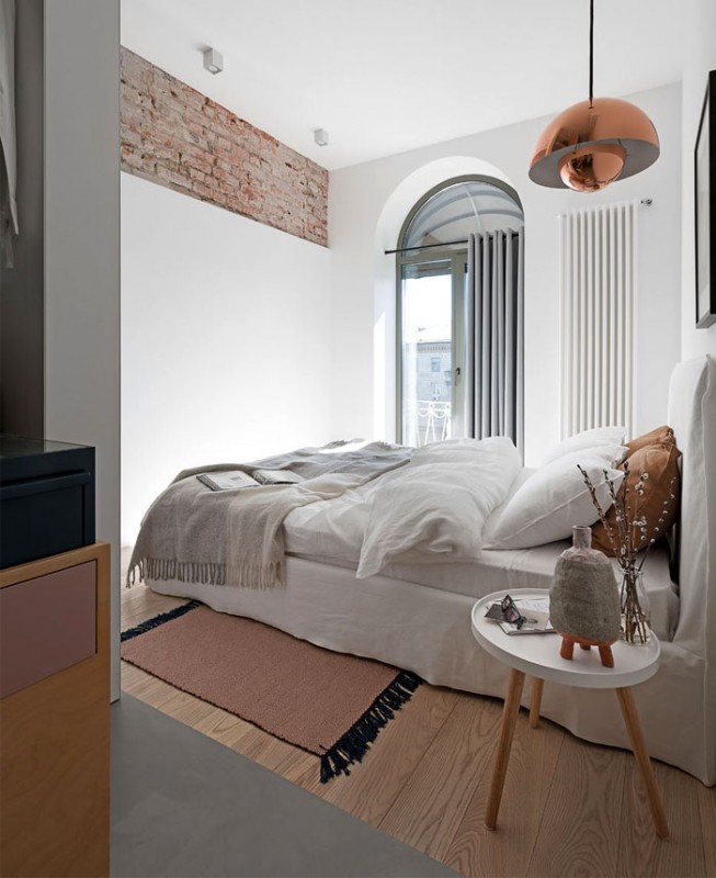 Бетон с нежно-розовым бархатом, конструкции из красного кирпича и немного латуни и меди в интерьере