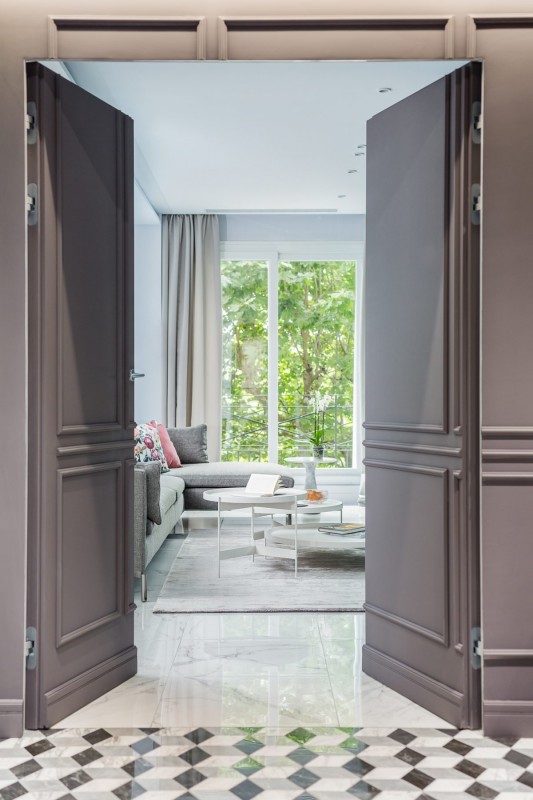 Эклектичная квартира с приятным видом из окна в Париже